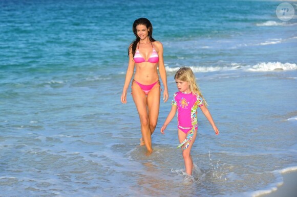 Denise Richards se détend à la plage à Nassau, aux Bahamas, avec sa fille Lola le 11 avril 2011