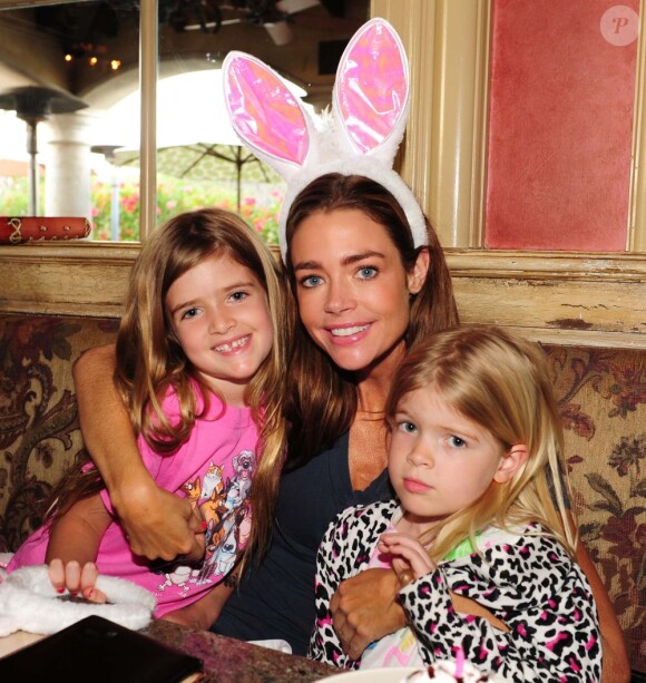 Denise Richards et ses filles Lola et Sam à Los Angeles le 24 avril 2011