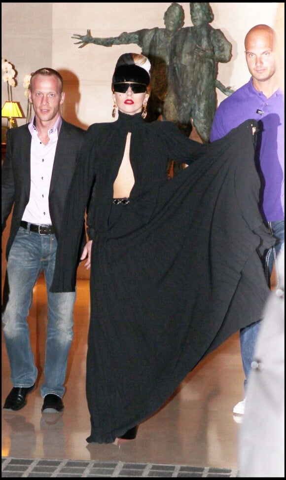 Lady Gaga quitte Paris et file à Cannes, le 10 mai 2011.