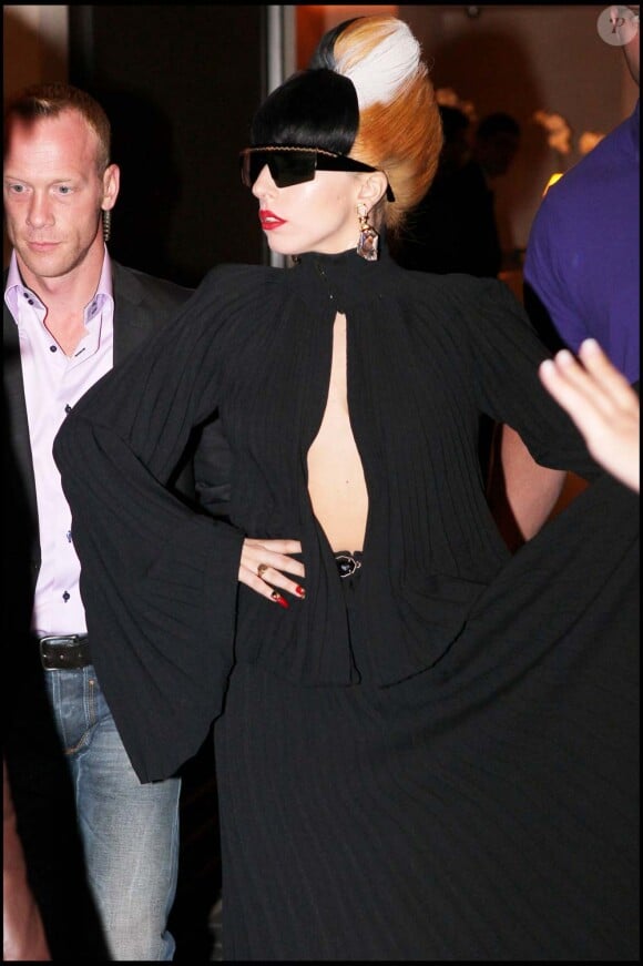 Lady Gaga est attendue sur le plateau du Grand Journal mercredi à Cannes. Ici à Paris, sur le départ, le 10 mai 2011.