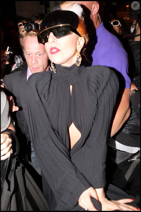 Lady Gaga quitte Paris et file à Cannes, le 10 mai 2011.