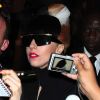 Lady Gaga quitte Paris à bord d'un bus pour rejoindre le festival de Cannes, le 10 mai 2011.