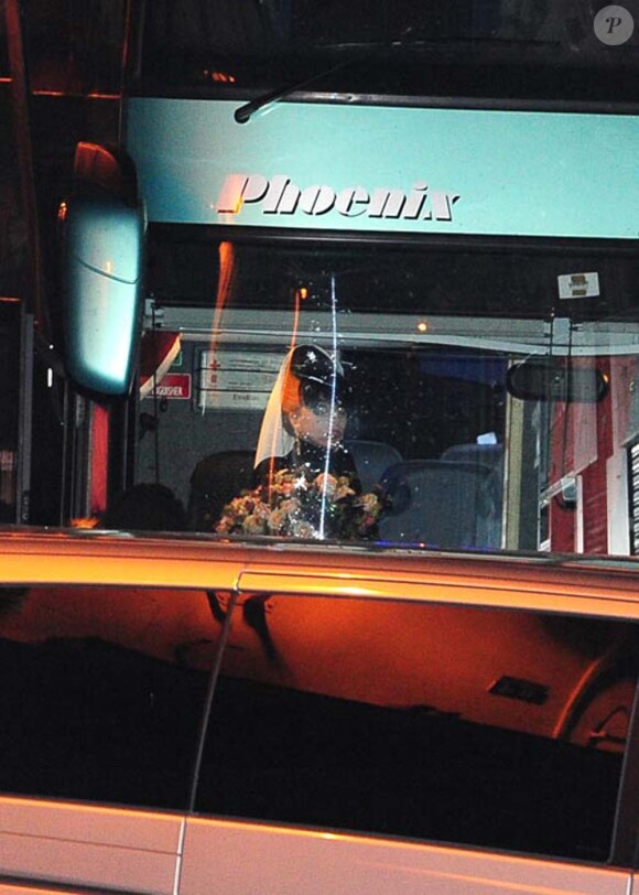 Lady Gaga quitte Paris à bord d'un bus pour rejoindre le festival de Cannes, le 10 mai 2011.