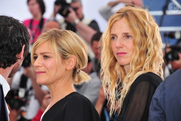 Marina Foïs et Sandrine Kiberlain à l'occasion du photocall de Polisse, présenté aujourd'hui au 64e Festival de Cannes, le 13 mai 2011.