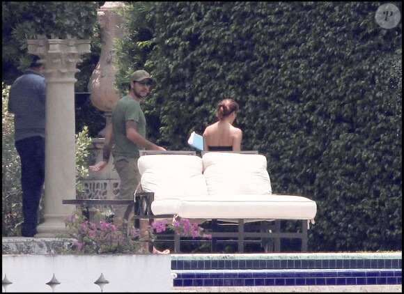 Eva Longoria et Eduardo Cruz au bord de leur piscine, à Miami, le 12 mai 2011.