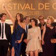 Maïwenn, JoeyStarr et le reste du casting lors de la montée des marches du film Polisse durant le 64e Festival de Cannes le 13 mai 2011