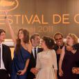 Maïwenn, JoeyStarr et le reste du casting lors de la montée des marches du film Polisse durant le 64e Festival de Cannes le 13 mai 2011
