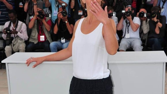 Cannes 2011 : Cécile de France offre à son public une cascade de baisers !