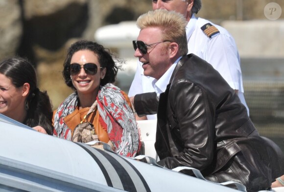 Boris Becker et son épous Lilly Kerssenberg : complices et amoureux lorsqu'ils quittent l'Eden Roc à Cannes durant le 64e Festival de Cannes le 15 mai 2011
