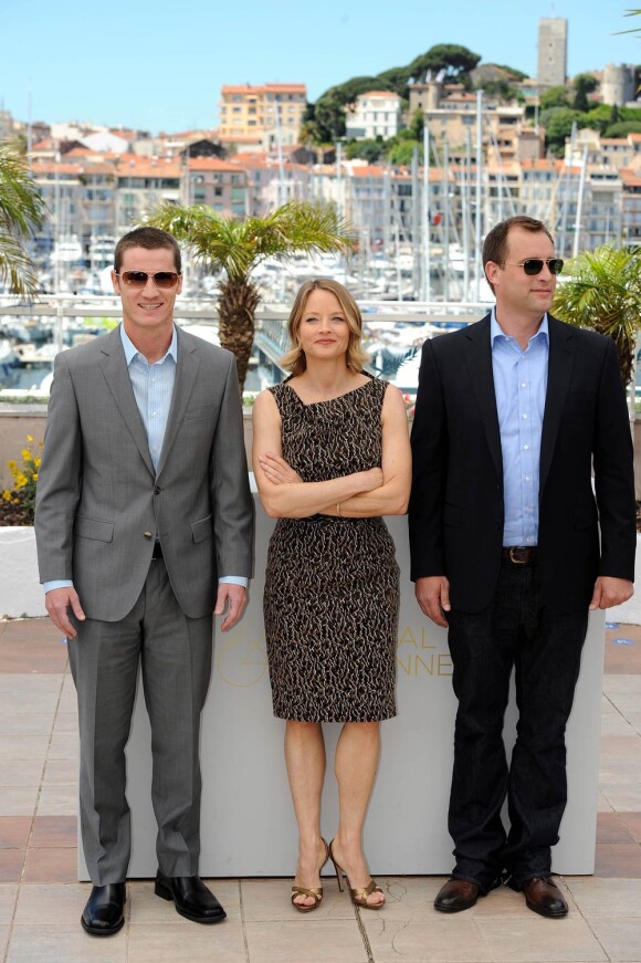 Jodie Foster, entre le scénariste Kyle Killen et le producteur Keith Redmon, lors du photocall du Complexe du Castor, dans le cadre du 64e Festival de Cannes, le 17 mai 2011.