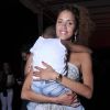 Noémie Lenoir et son petit Kelyan dans les coulisses du défilé caritatif Fashion for Relief, le 16 mai 2011, à Cannes.
