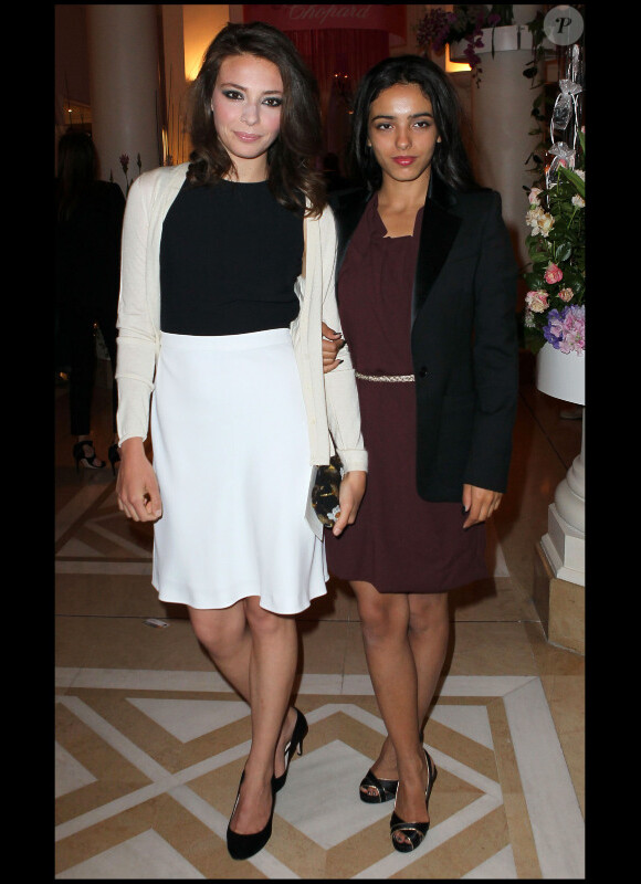 Hafsia Herzi (à droite) lors du dîner au Carlton après l'hommage au festival de Cannes de Jean-Paul Belmondo le 17 mai 2011