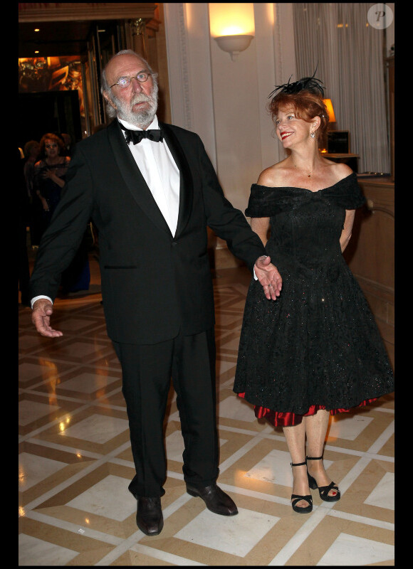 Jean-Pierre Marielle et son épouse Agathe Natanson lors du dîner au Carlton après l'hommage au festival de Cannes de Jean-Paul Belmondo le 17 mai 2011