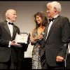 La remise de la Palme d'honneur à Jean-Paul Belmondo au festival de Cannes le 17 mai 2011 : Gilles Jacob remet le prix au Magnifique, accompagnée de sa bien-aimée Barbara Gandolfi