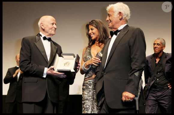 La remise de la Palme d'honneur à Jean-Paul Belmondo au festival de Cannes le 17 mai 2011 : Gilles Jacob remet le prix au Magnifique, accompagnée de sa bien-aimée Barbara Gandolfi