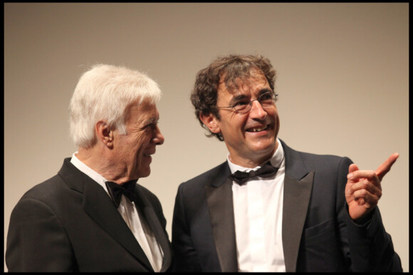 Guy Bedos et Albert Dupontel lors de la remise de la Palme d'honneur à Jean-Paul Belmondo au festival de Cannes le 17 mai 2011
