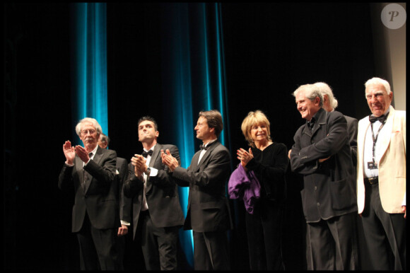 Jean Rochefort, Vincent Perrot, Danièle Thompson, Claude Lelouch et Charles Gérard lors de la remise de la Palme d'honneur à Jean-Paul Belmondo au festival de Cannes le 17 mai 2011
