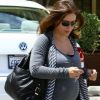 Alyssa Milano enceinte et discrète lors d'une balade à Los Angeles le 17 mai 2011