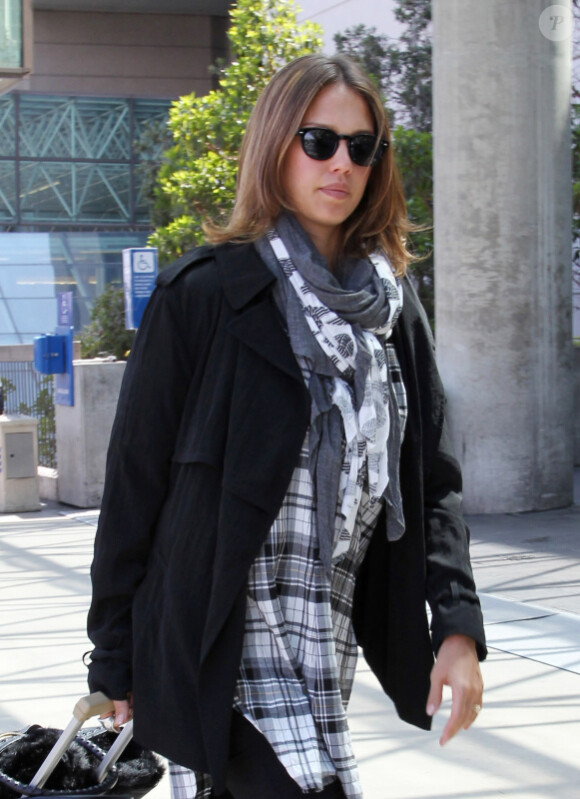 Jessica Alba à l'aéroport de Los Angeles, le 17 mai 2011