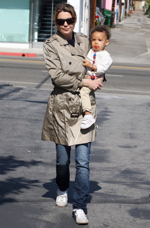 Ellen Pompeo avec sa petite Stella Luna, à la sortie du magasin Fred Segal, se baladant dans les rues de West Hollywood à Los Angeles, le 17 mai 2011.