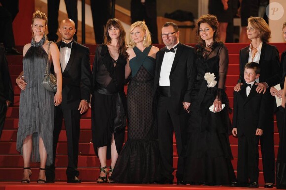 Charlotte Gainsbourg, Kirsten Dunst, Lars Von Trier et son épouse, Charlotte Rampling et le reste du casting lors de la projection du film Melancholia, de Lars Von Trier, le 18 mai 2011, au 64e festival de Cannes.
