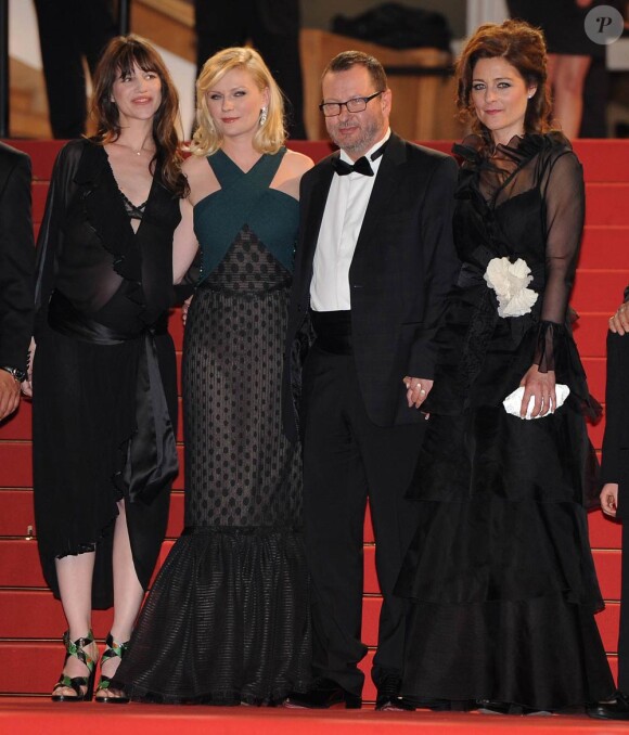 Charlotte Gainsbourg, Kirsten Dunst, Lars Von Trier et son épouse, Charlotte Rampling et le reste du casting lors de la projection du film Melancholia, de Lars Von Trier, le 18 mai 2011, au 64e festival de Cannes.