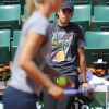 La superbe Russe Maria Sharapova, 24 ans, numéro 7 mondial, aborde Roland-Garros dans les meilleures conditions : victorieuse à Rome, elle peut compter sur le soutien de son fiancé Sasha Vujacic, comme lors de son entraînement Porte d'Auteuil, le 18 mai 2011.