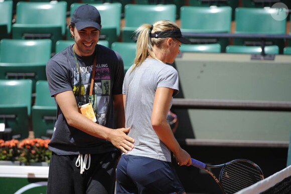 Maria Sharapova, 24 ans, numéro 7 mondial, aborde Roland-Garros dans les meilleures conditions : victorieuse à Rome, elle peut compter sur le soutien de son fiancé Sasha Vujacic, comme lors de son entraînement Porte d'Auteuil, le 18 mai 2011.