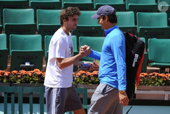 Le 18 mai 2011, Roger Federer a retrouvé Gilles Simon à l'entraînement, à Roland-Garros.