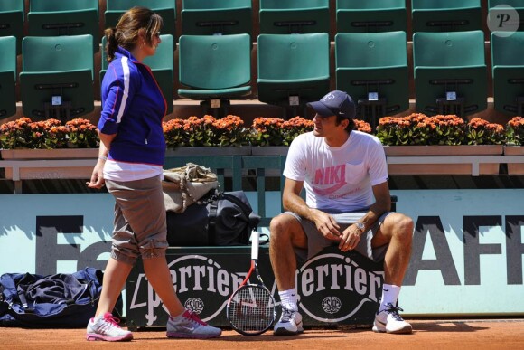 Quand Roger Federer s'entraîne, comme ce 18 mai 2011 à la Porte d'Auteuil, sa femme Mirka n'est jamais bien loin...