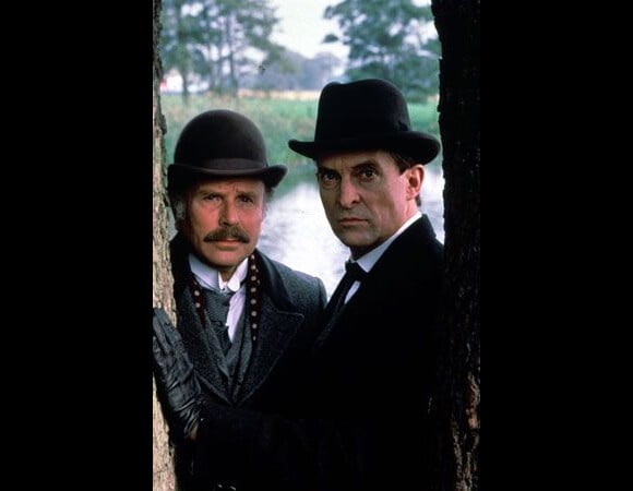 Edward Hardwicke (à gauche) dans le rôle du Docteur Watson au côté de Jeremy Brett qui joue Sherlocke Holmes