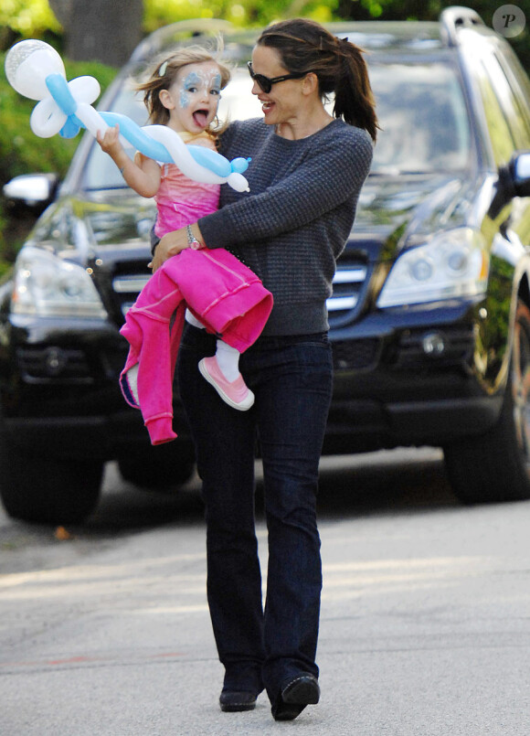 Jennifer Garner récupère Violet et Seraphina bien maquillées après un anniversaire à Brentwood, le 18 mai 2011