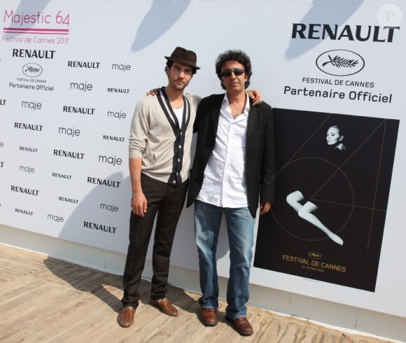 Tahar Rahim et Ismael Ferroukhi sur la plage du Majestic 64 à Cannes le 19 mai 2011