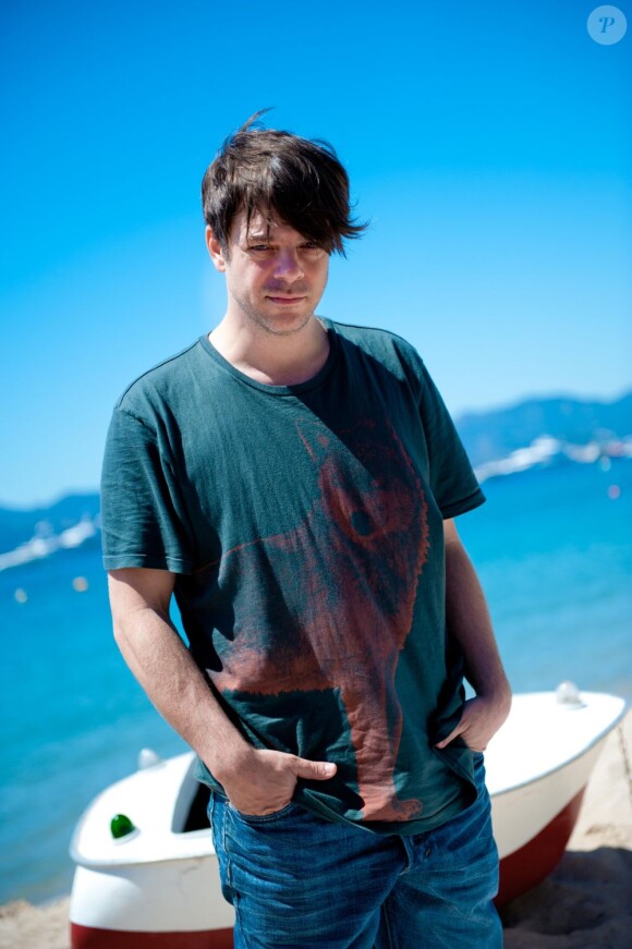 Jonathan Caouette sur la plage Chérie Chéri à Cannes le 17 mai 2011
