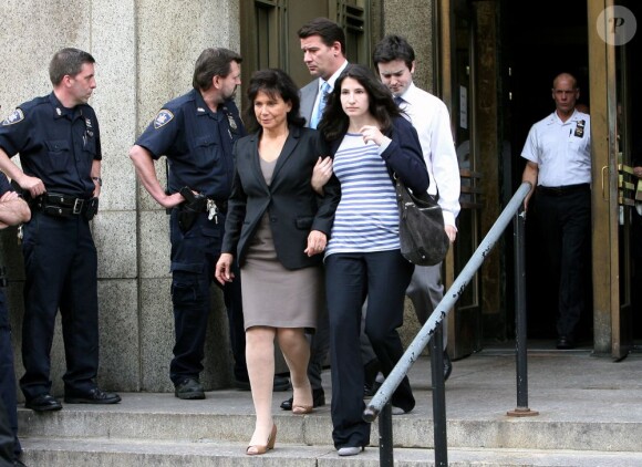 Anne Sinclair et Camille Strauss-Kahn sortent du tribunal de Manhattan, où DSK vient d'apprendre que sa liberté sous caution était acceptée, le 19 mai 2011