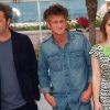 Paolo Sorrentino, Sean Penn et Eve Hewson à l'occasion du photocall de There Must Be The Place, présenté en compétition lors du 64e Festival de Cannes, le 20 mai 2011.