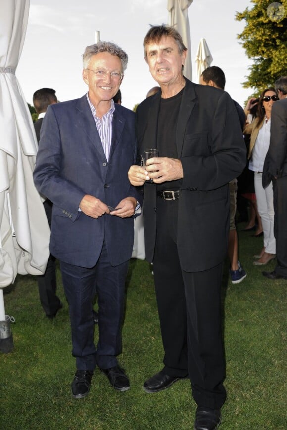 Nelson Monfort et Patrick Simpson Jones lors de la soirée de lancement du nouveau magazine Happy Life du Club Med au Polo de Paris le 19 mai 2011