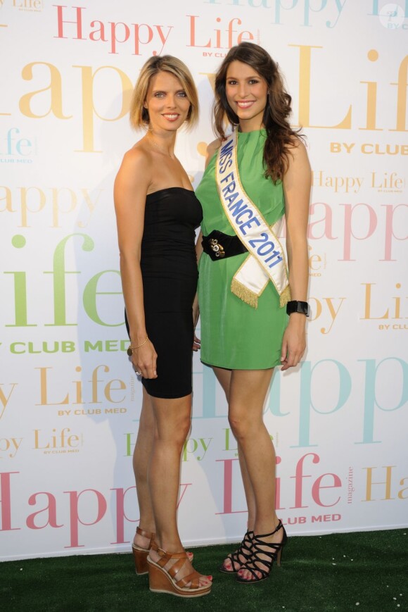 Sylvie Tellier et Laury Thilleman lors de la soirée de lancement du nouveau magazine Happy Life du Club Med au Polo de Paris le 19 mai 2011