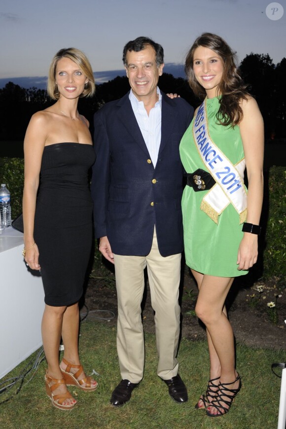 Sylvie Tellier et Laury Thilleman entourent Henri Giscard d'Estaing  lors de la soirée de lancement du nouveau magazine Happy Life du Club Med au Polo de Paris le 19 mai 2011