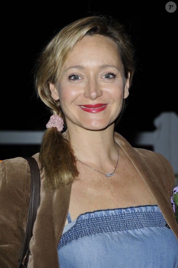Julie Ferrier lors de la soirée de lancement du nouveau magazine Happy Life du Club Med au Polo de Paris le 19 mai 2011