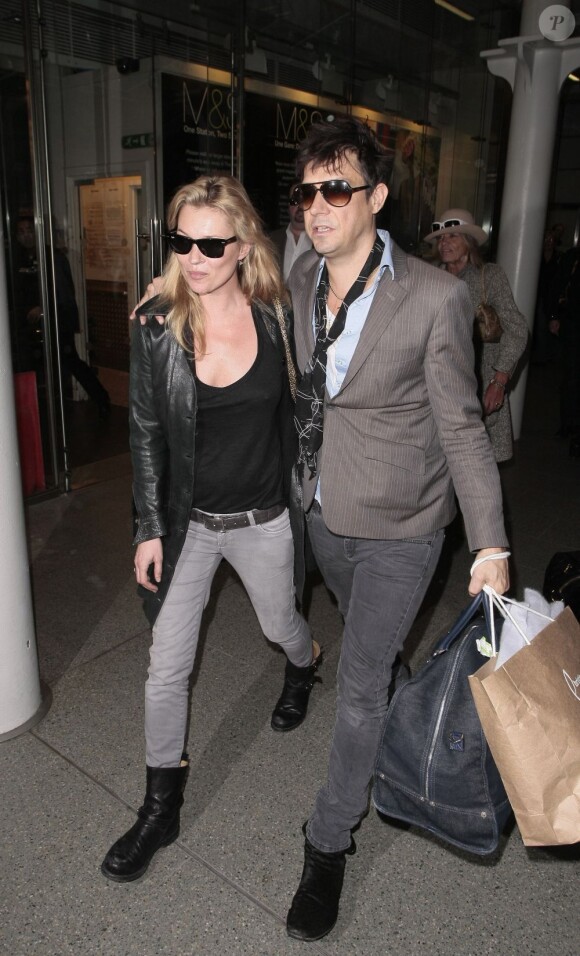 Kate Moss et son futur mari, le guitariste de The Kills, Jamie Hince. Londres, 23 mars 2011
