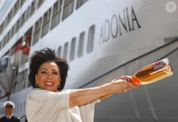 Et vlan, un navire baptisé, un ! Dame Shirley Bassey s'acquittait le 21 mai 2011, à Southampton, de son rôle de marraine du nouveau navire des Croisières P&O. C'est avec charme et bon humeur qu'elle a baptisé le MS Adonia.