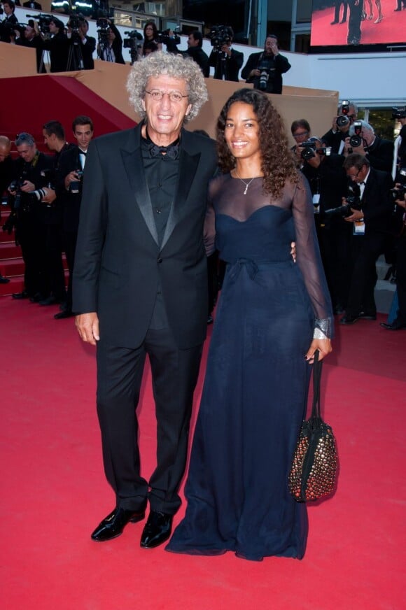 Elie Chouraqui et sa femme sur le tapis rouge cannois pour le film La Source des Femmes, le 21 mai 2011
