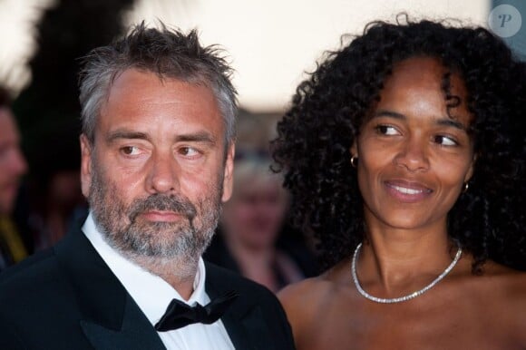 Luc Besson et sa femme Virginie Silla sur le tapis rouge cannois pour le film La Source des Femmes, le 21 mai 2011