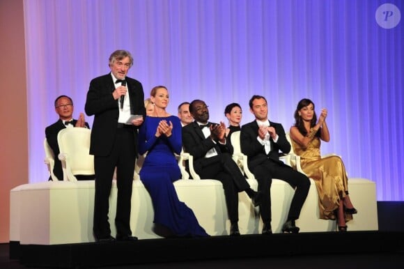 Le jury au complet lors de la cérémonie de clôture du Festival de Cannes le 22 mai 2011