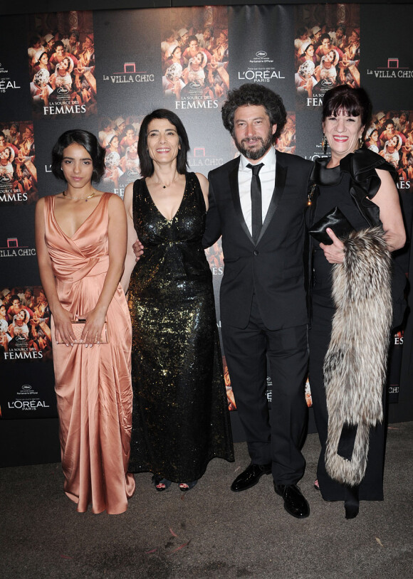 Hafsia Herzi, Hiam Abbass, Radu Mihaileanu et Biyouna lors de la soirée après la présentation de La Source des femmes à la Villa Chic à Cannes le 21 mai 2011