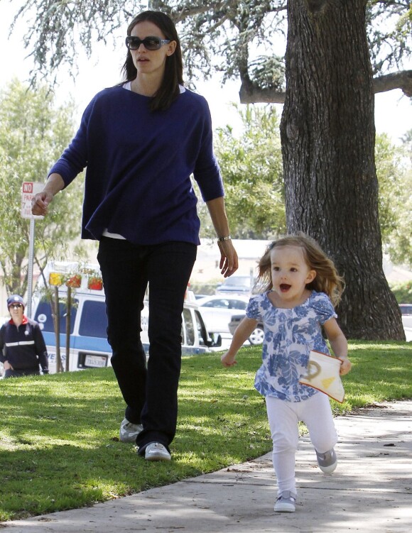 Jennifer Garner et sa fille Seraphina se promènent dans un parc à Los Angeles, le 19 mai 2011