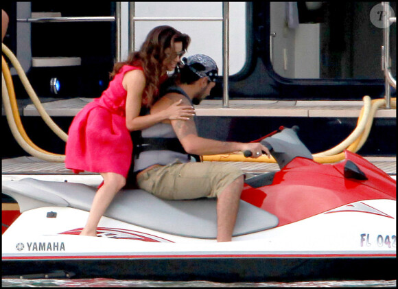 Eva Longoria et son boyfriend Eduardo Cruz passent des congés ensoleillés à Miami, en mai 2011. La jolie brunette rejoint son chéri sur son scooter des mers !