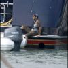 Eduardo Cruz s'apprête à faire un tour de jet ski en Floride, à Miami, en mai 2011. Sa chérie Eva Longoria le regarde attentivement.