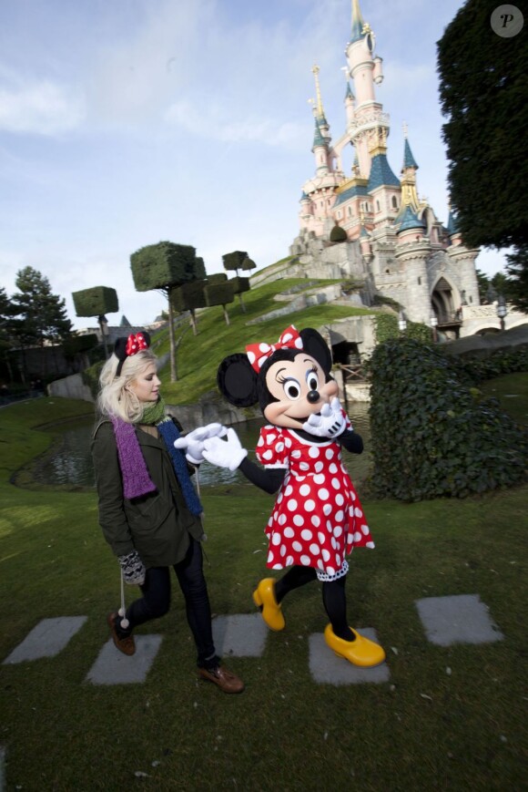 Natalia Vodianova lors de son escapade féérique à Disneyland Paris, avec ses enfants.